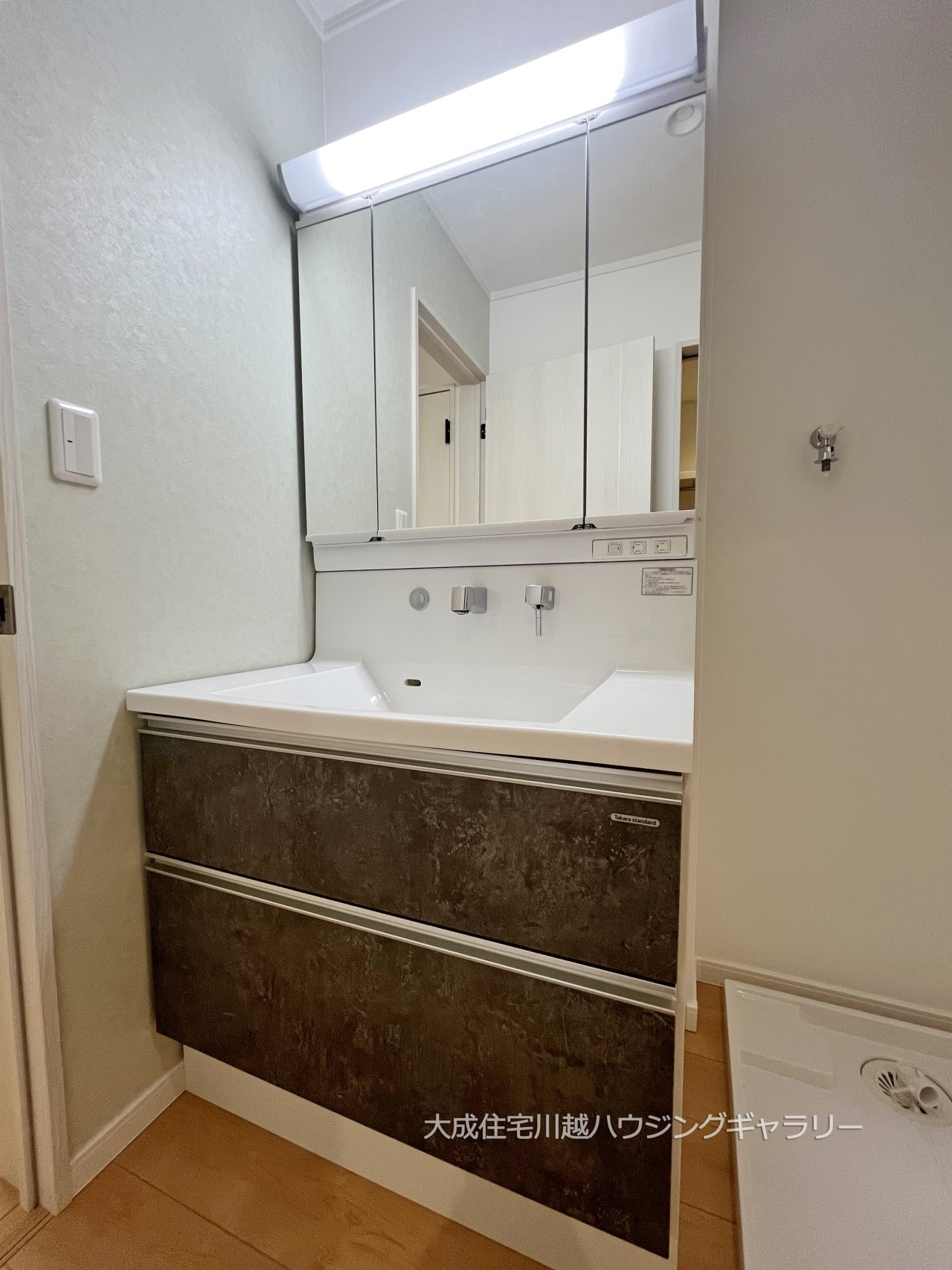 洗面台・洗面所-洗面台を綺麗に保てる収納ございます。 現地写真2024.8.5撮影