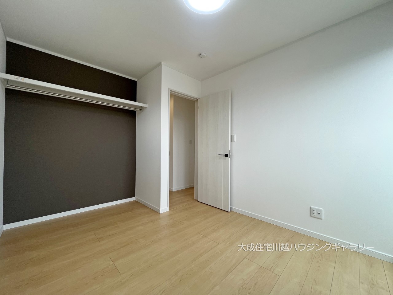 洋室-3階洋室4.5帖。湿気がこもりにくく、物が探しやすいオープンクローゼットです。 現地写真2024.8.5撮影