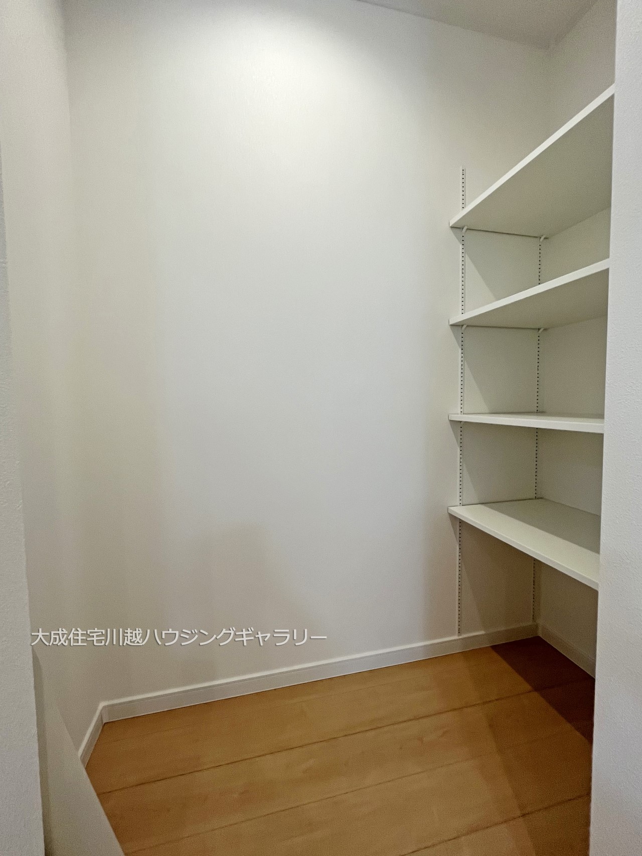 その他内観-まとめ買い派にも嬉しいパントリー収納です。 現地写真2024.8.5撮影