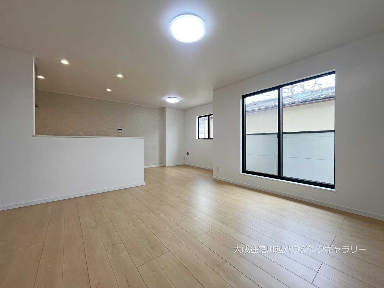 リビング-温かい光が差し込む、大きな窓がございます! 現地写真2024.8.5撮影