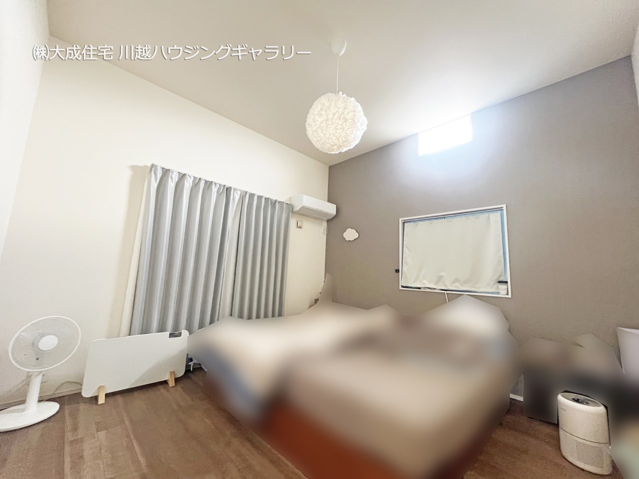 寝室-２階洋室８帖。他の居室と比べて天井が高くなっており、広々とした空間になります。　現地写真2025.4.6撮影