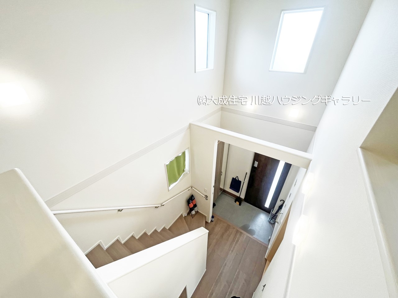 その他内観-玄関・階段吹き抜け。　現地写真2025.4.6撮影