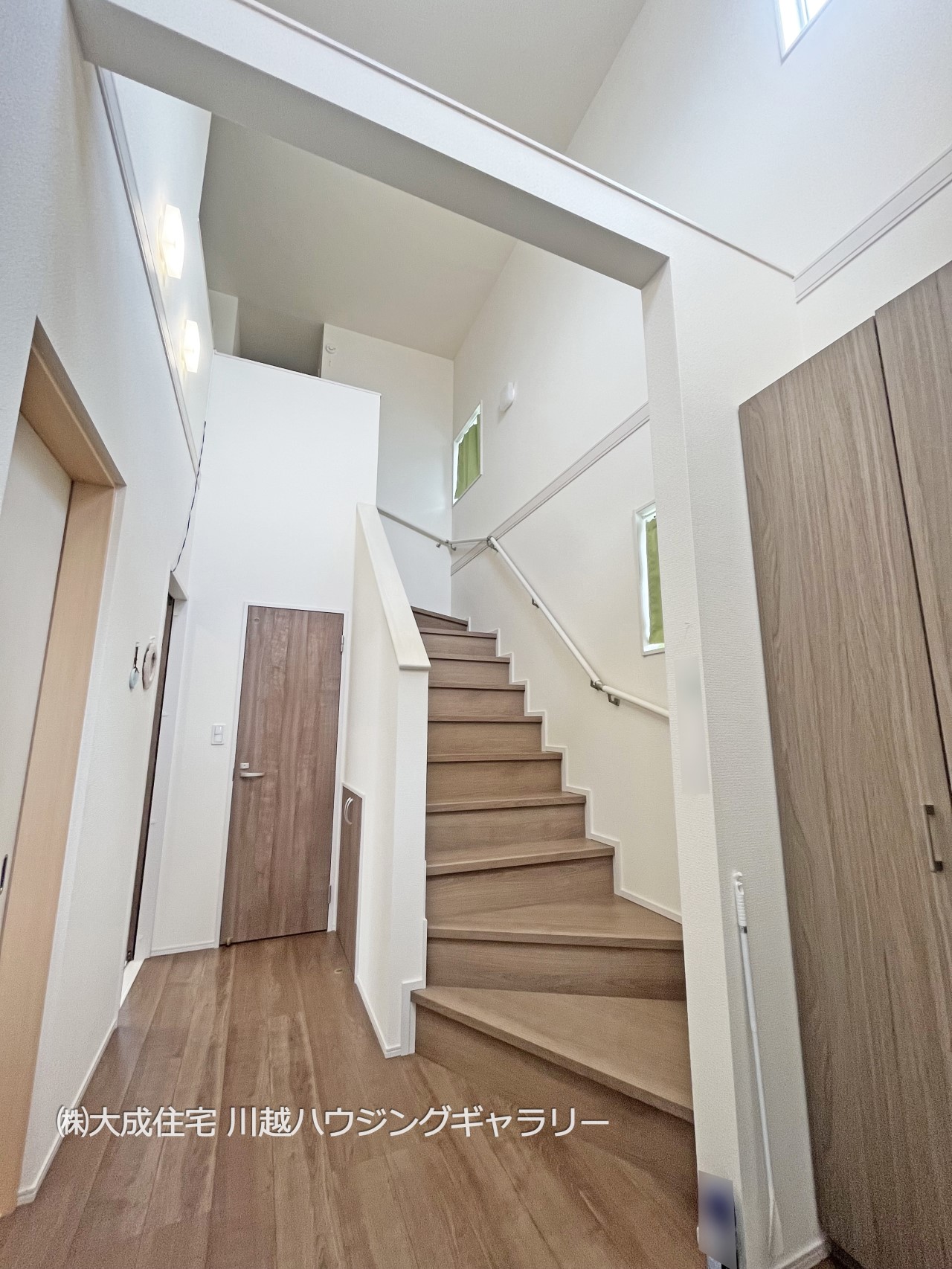 リビング以外の居室-吹き抜けで採光を取り込むことが出来ます。　現地写真2025.4.6撮影