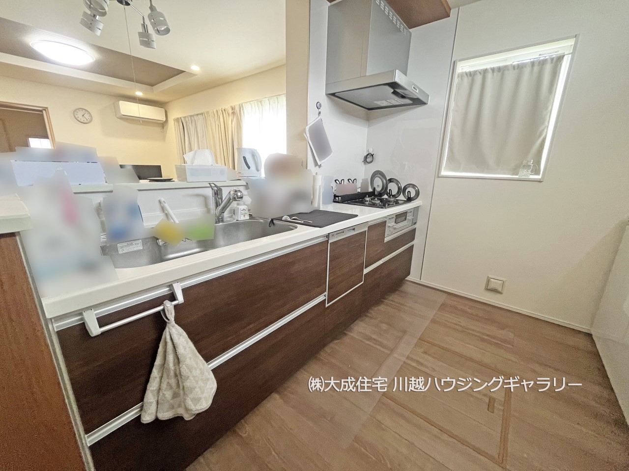 キッチン-ご家族と並んで料理が出来る、ゆとりあるスペースです。　現地写真2025.4.6撮影