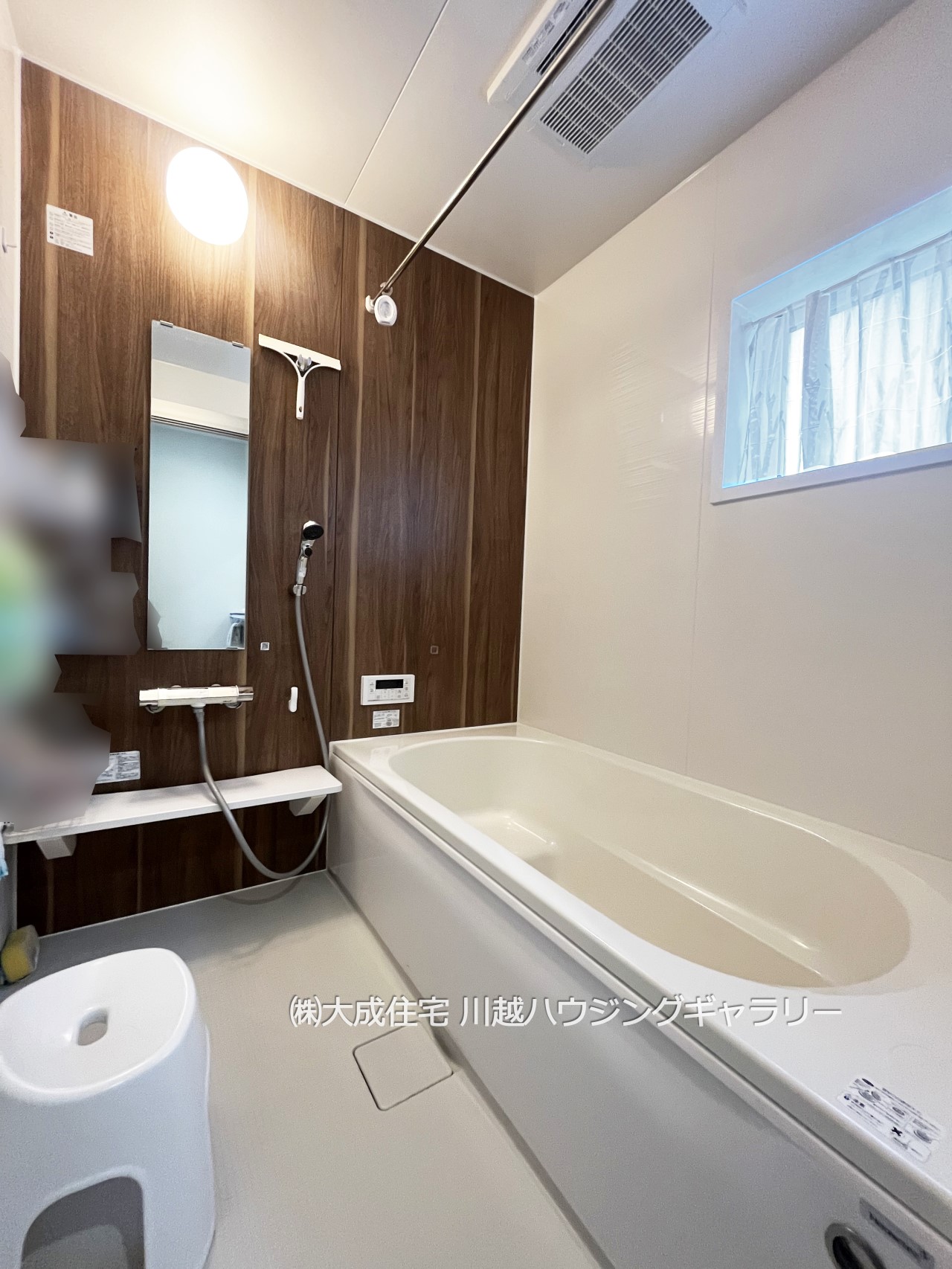 浴室-落ち着いた空間、脚を伸ばしてお寛ぎいただけます。　現地写真2025.4.6撮影