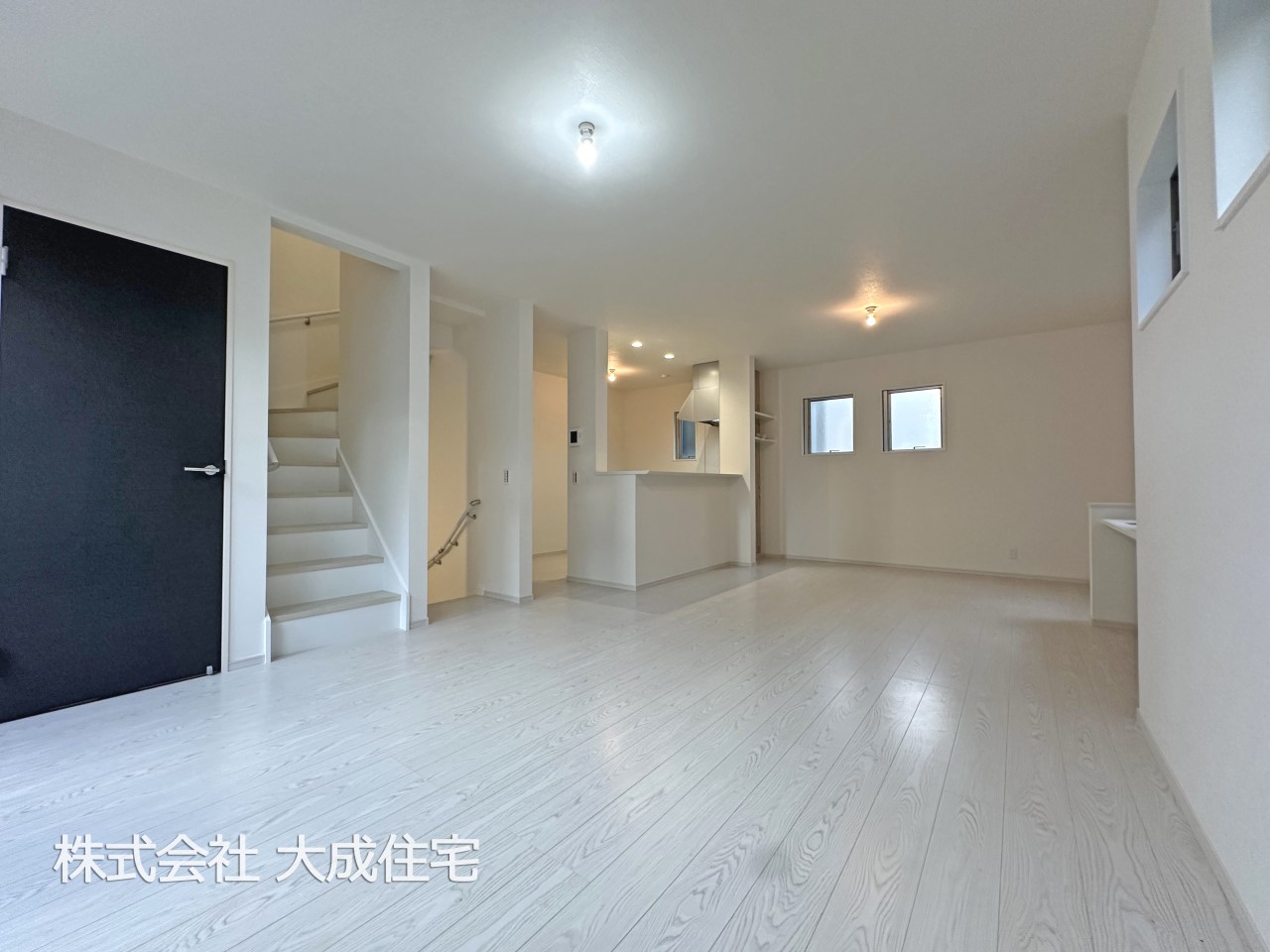 リビングダイニング-白基調のリビング 現地写真2025.10.9撮影