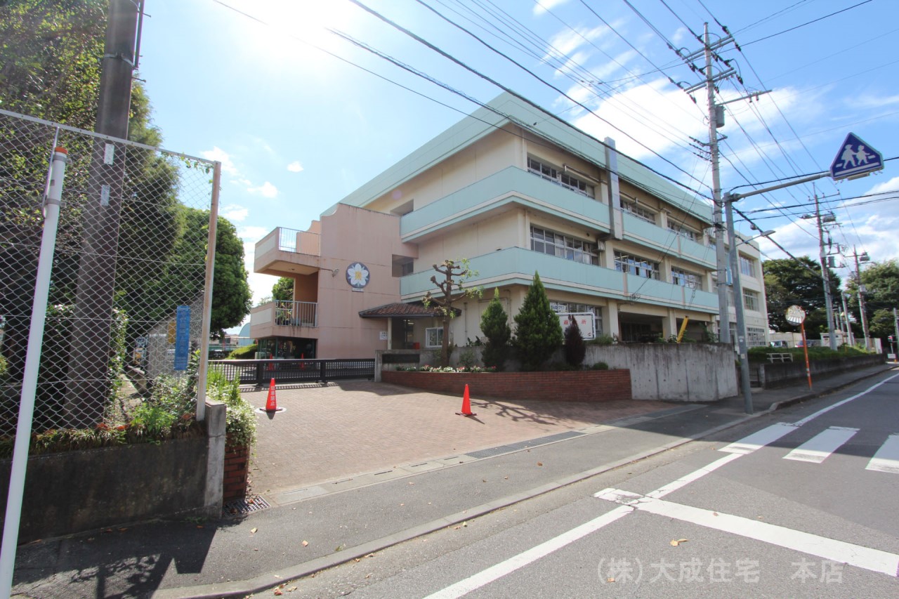 小学校(70m)-坂戸市立南小学校(徒歩1分。お子様の登下校安心の近さです＾＾)