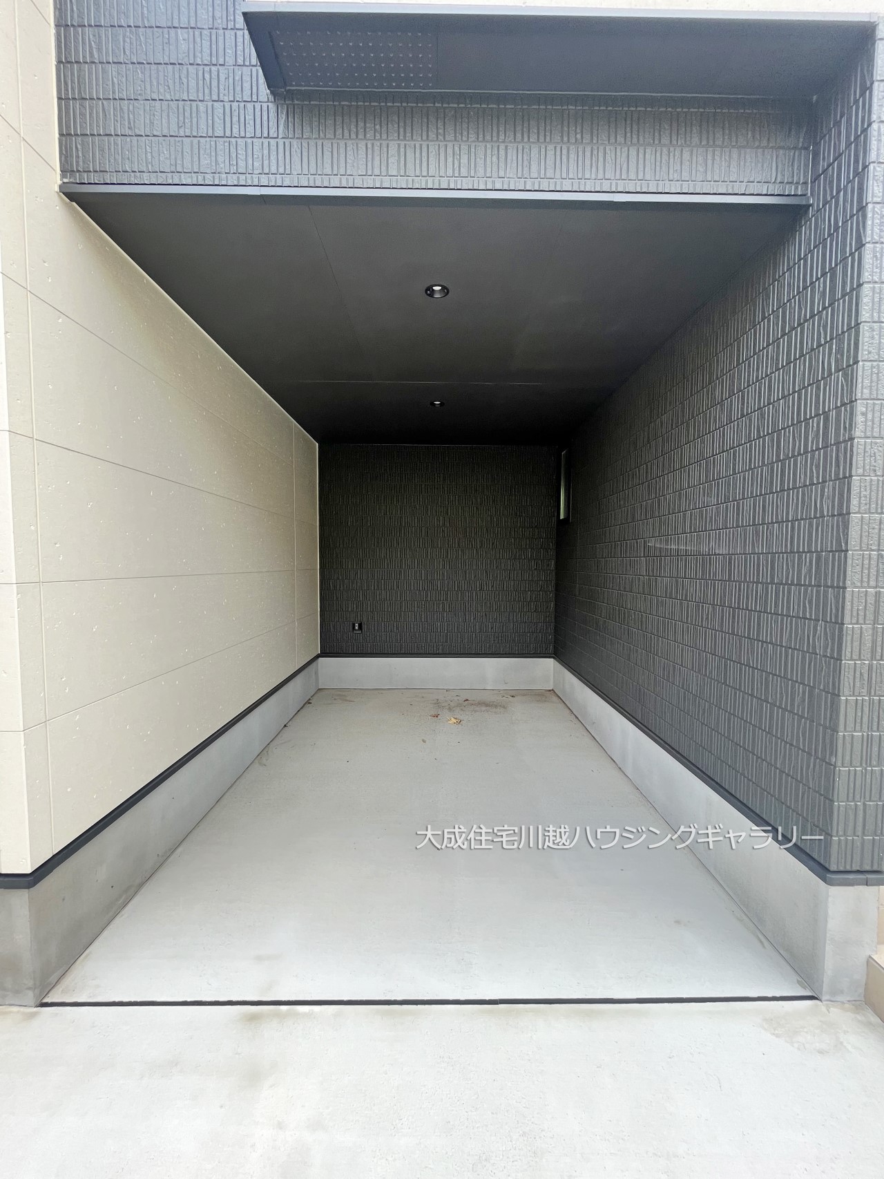 駐車場-雨風から愛車を守れるビルトインガレージ^^雨の日の車の乗り降りもラクラクです! 現地写真2024.8.5撮影