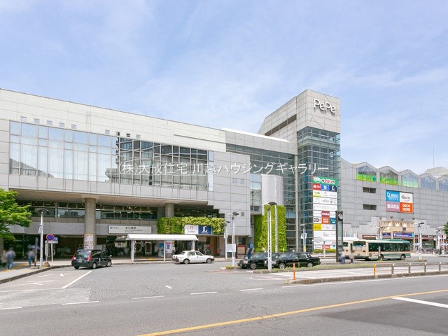 駅(2500m)-西武新宿線「本川越」駅(バス１０分「康正会病院前」停歩３分。商業施設が立ち並ぶクレアモール徒歩圏内。)