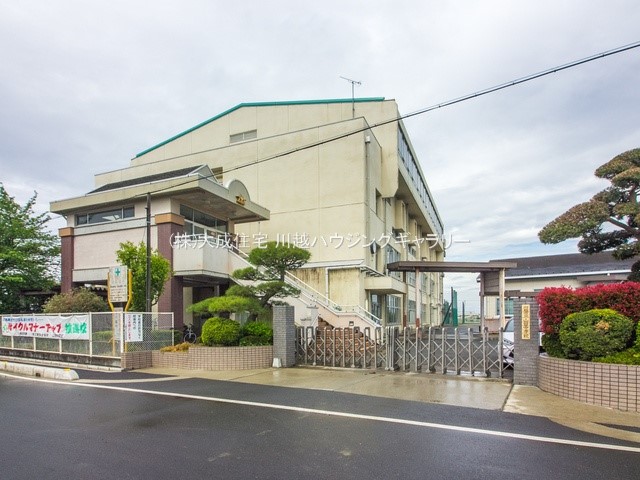 中学校(700m)-川越市立山田中学校(徒歩９分。学校教育目標：人を尊び　本気で学び　たくましく～ふるさと川越山田に自信と誇りを持てる生徒の育成～)