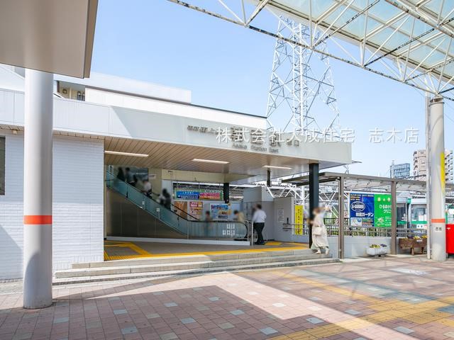 駅(1900m)-東武東上線「朝霞」駅(徒歩２３分。バスご利用で１５分！　駅前が再開発されたため、以前より綺麗になりました＾＾街灯も増え、夜道も明るくなりました。スーパーや商店もございますのでお買い物も便利です。)