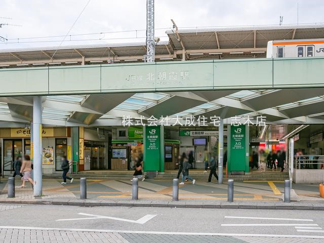 駅(3400m)-JR武蔵野線「北朝霞」駅(バスご利用で２２分です！東武東上線「朝霞台」駅に直結しており、周辺は大型スーパーや、飲食店、コンビニなどが充実しています＾＾)