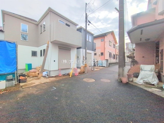前面道路含む現地写真-１号棟：前面道路　お気軽にお問い合わせください＾＾　現地写真2025.12.25撮影